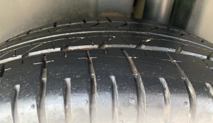 2014 Maruti Ciaz ZXI, Petrol, Manual, 65,830 km, Left Rear Tyre Tread