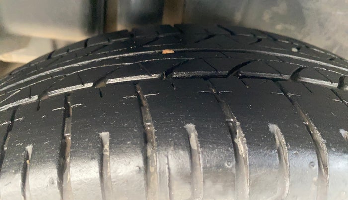 2014 Maruti Ciaz ZXI, Petrol, Manual, 65,830 km, Right Rear Tyre Tread