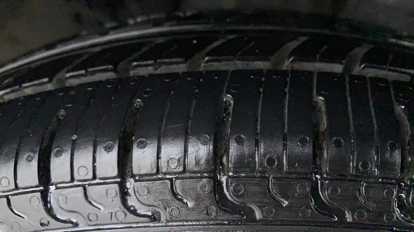 2018 Renault Kwid CLIMBER 1.0 AMT, Petrol, Automatic, 37,113 km, Right Front Tyre Tread