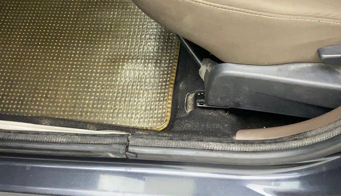 2016 Renault Duster RXL PETROL, Petrol, Manual, 23,137 km, Front passenger door - Beading has minor damage