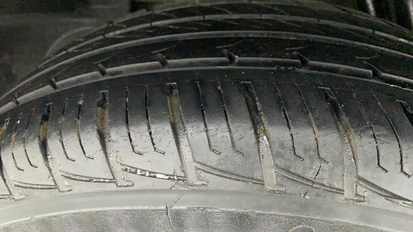 2016 Renault Duster RXL PETROL, Petrol, Manual, 23,137 km, Right Rear Tyre Tread