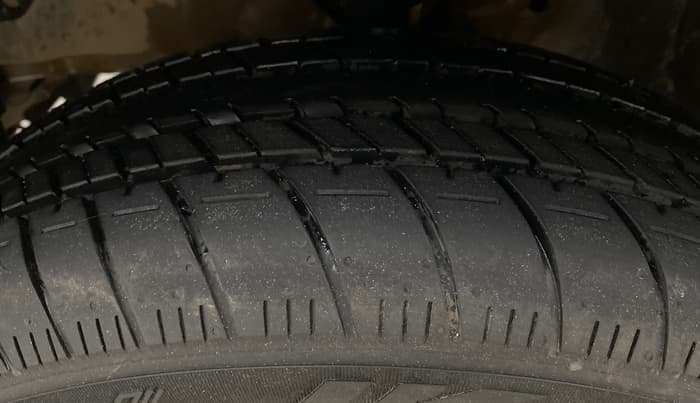 2013 Honda Brio V MT, Petrol, Manual, 64,997 km, Left Front Tyre Tread