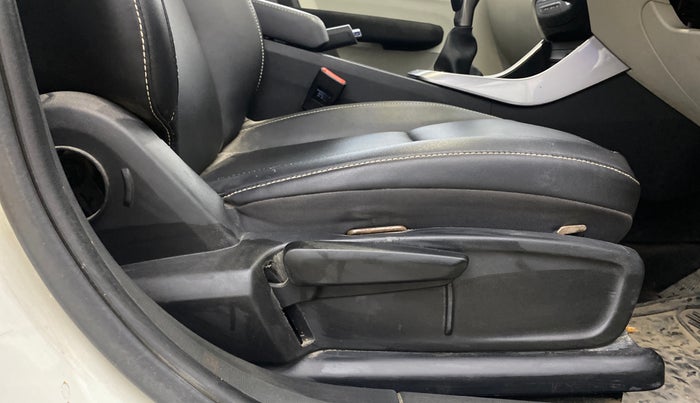 2023 Tata ALTROZ XZ PLUS O SUNROOF CNG, CNG, Manual, 32,268 km, Driver Side Adjustment Panel