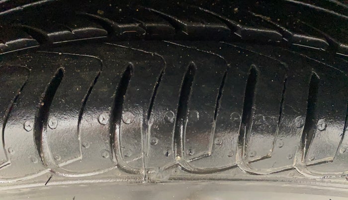 2014 Ford Ecosport TITANIUM 1.5L DIESEL, Diesel, Manual, 1,24,191 km, Right Front Tyre Tread