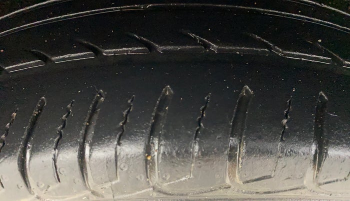 2014 Ford Ecosport TITANIUM 1.5L DIESEL, Diesel, Manual, 1,24,191 km, Right Rear Tyre Tread