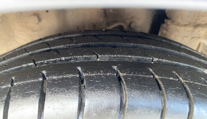 2011 Hyundai Eon MAGNA O, Petrol, Manual, 59,600 km, Left Rear Tyre Tread