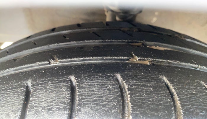 2011 Hyundai Eon MAGNA O, Petrol, Manual, 59,600 km, Left Front Tyre Tread