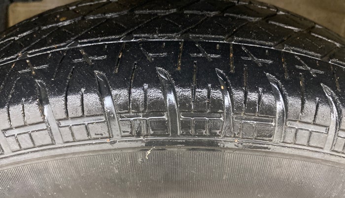 2014 Maruti Swift VXI, Petrol, Manual, 94,527 km, Left Front Tyre Tread