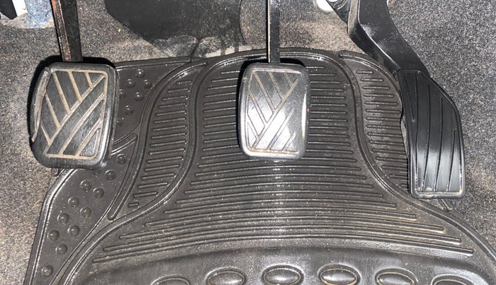 2014 Maruti Swift VXI, Petrol, Manual, 94,527 km, Pedals