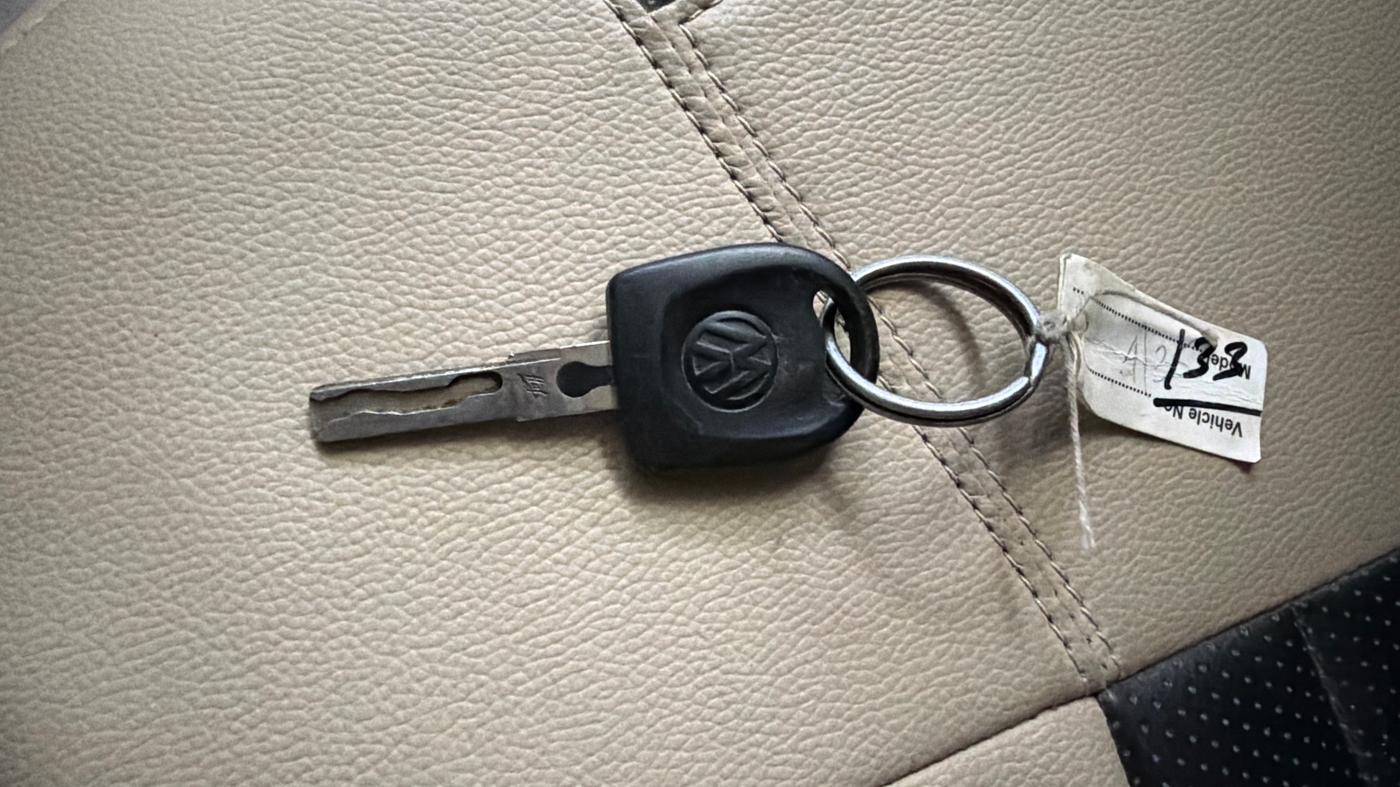 2016 Volkswagen Ameo COMFORTLINE 1.2L, Petrol, Manual, 1,23,664 km, Key Close Up