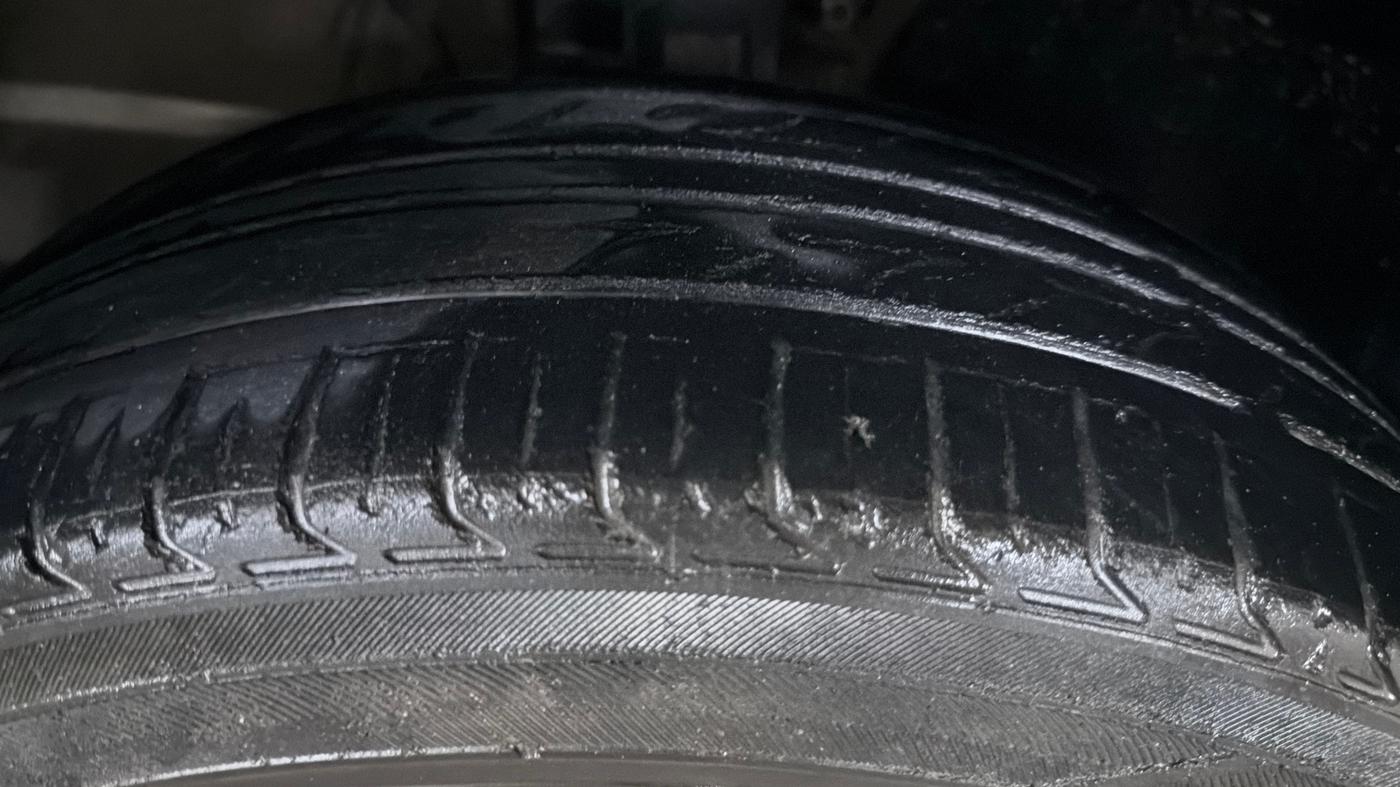 2016 Volkswagen Ameo COMFORTLINE 1.2L, Petrol, Manual, 1,23,664 km, Right Front Tyre Tread