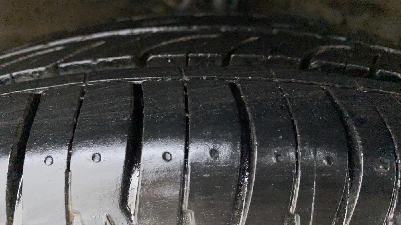2015 Maruti Swift Dzire VXI, Petrol, Manual, 72,158 km, Right Front Tyre Tread