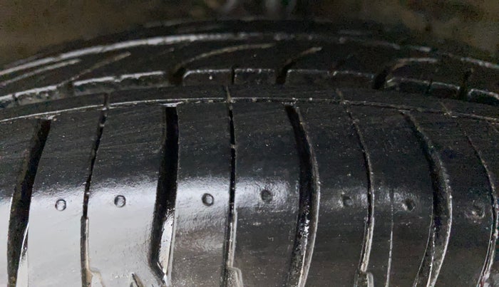 2015 Maruti Swift Dzire VXI, Petrol, Manual, 72,158 km, Right Front Tyre Tread