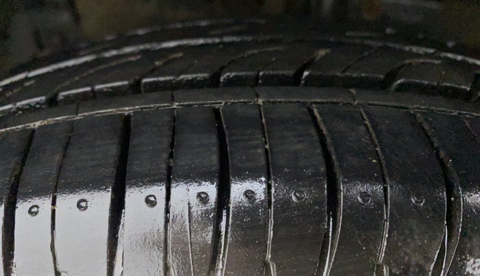2015 Maruti Swift Dzire VXI, Petrol, Manual, 72,158 km, Left Front Tyre Tread