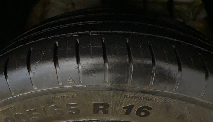 2022 Mahindra XUV300 W4 1.2 PETROL, Petrol, Manual, 56,241 km, Right Front Tyre Tread