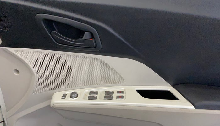 2022 Mahindra XUV300 W4 1.2 PETROL, Petrol, Manual, 56,241 km, Driver Side Door Panels Control