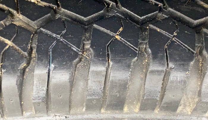 2017 Mahindra XUV500 W6, Diesel, Manual, 82,774 km, Left Front Tyre Tread