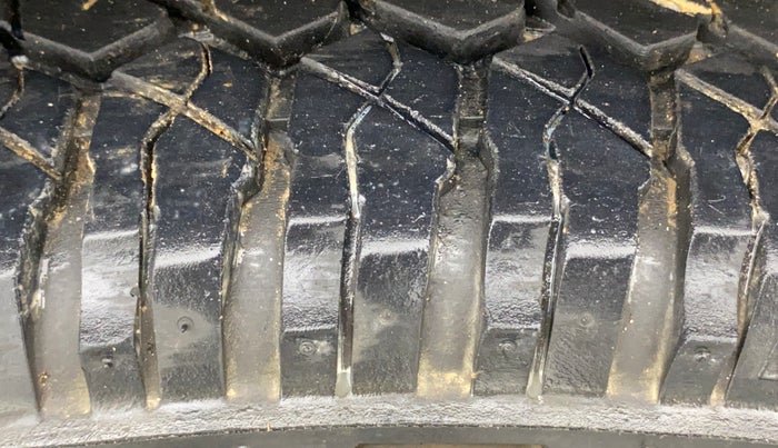 2017 Mahindra XUV500 W6, Diesel, Manual, 82,774 km, Right Front Tyre Tread