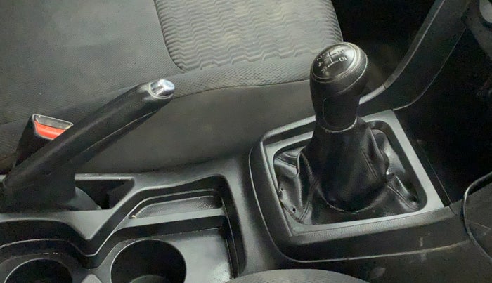2019 Maruti Vitara Brezza LDI, Diesel, Manual, 29,399 km, Gear lever - Boot cover slightly torn