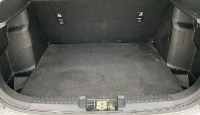 2019 Maruti Vitara Brezza LDI, Diesel, Manual, 29,399 km, Dicky (Boot door) - Boot space light has minor damage