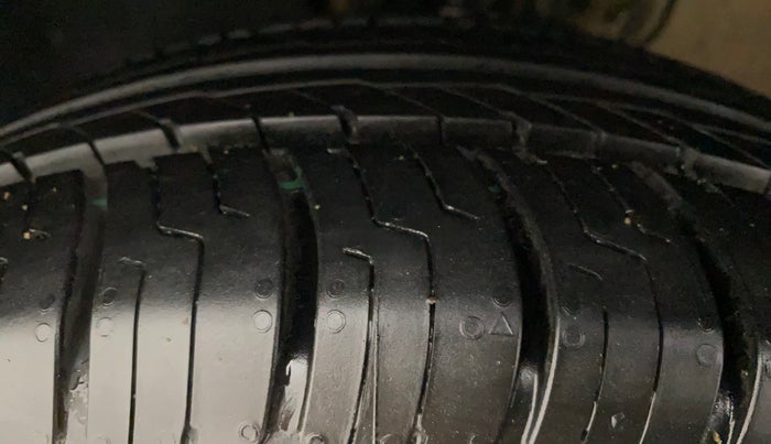 2017 Volkswagen Vento HIGHLINE PLUS 1.2 AT 16 ALLOY, Petrol, Automatic, 62,748 km, Left Front Tyre Tread