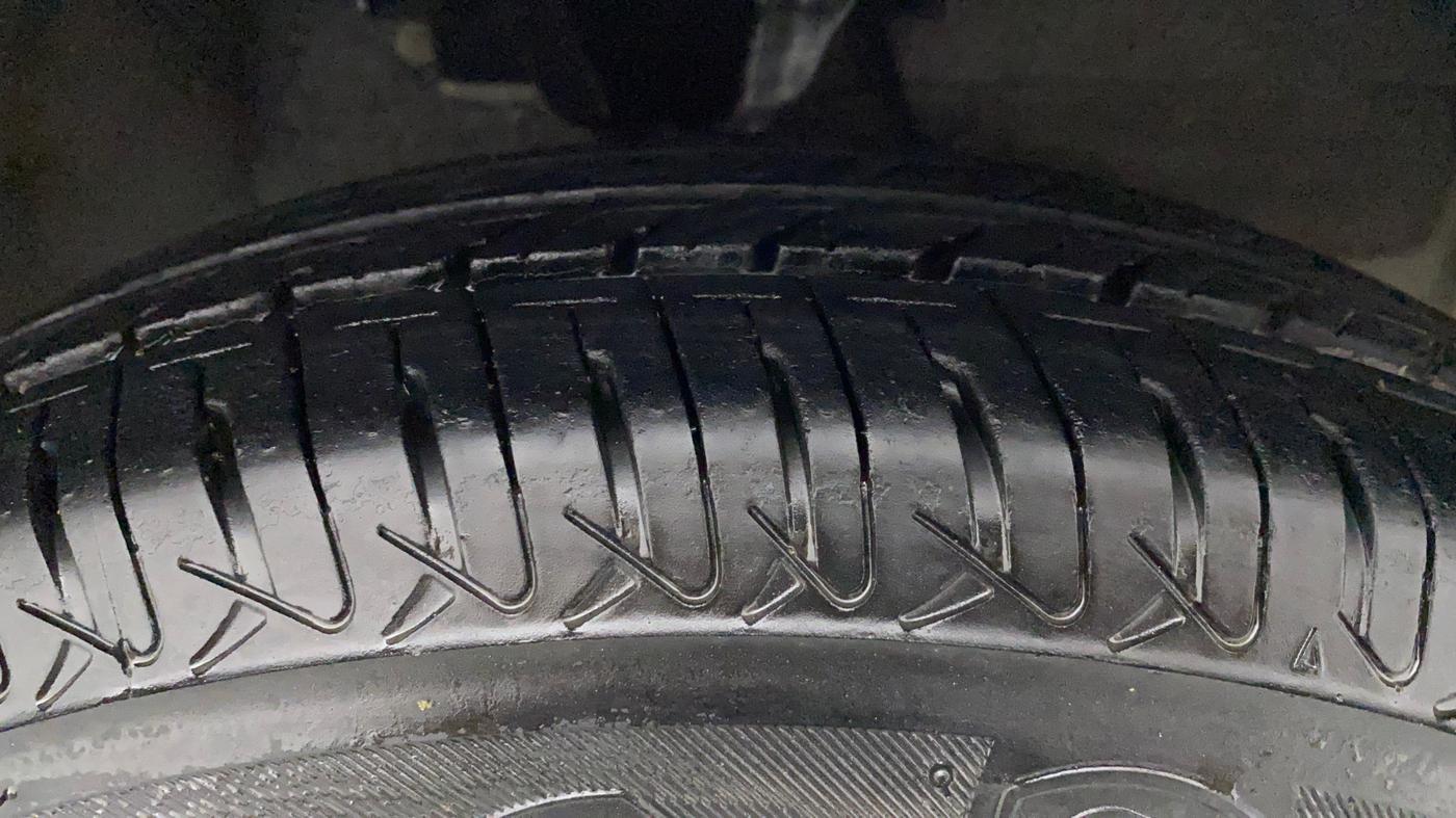 2011 Hyundai i10 MAGNA 1.1, Petrol, Manual, 59,147 km, Right Front Tyre Tread