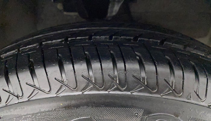 2011 Hyundai i10 MAGNA 1.1, Petrol, Manual, 59,147 km, Right Front Tyre Tread