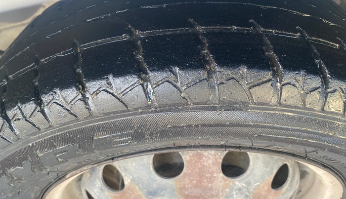 2013 Hyundai Eon MAGNA +, Petrol, Manual, 1,06,110 km, Left Rear Tyre Tread