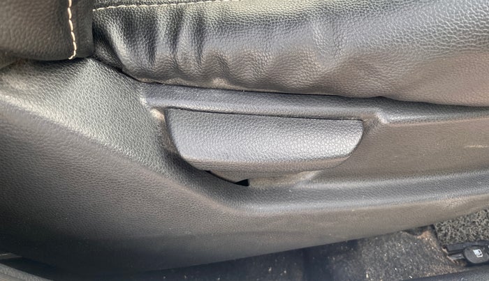 2013 Hyundai Eon MAGNA +, Petrol, Manual, 1,06,110 km, Driver Side Adjustment Panel