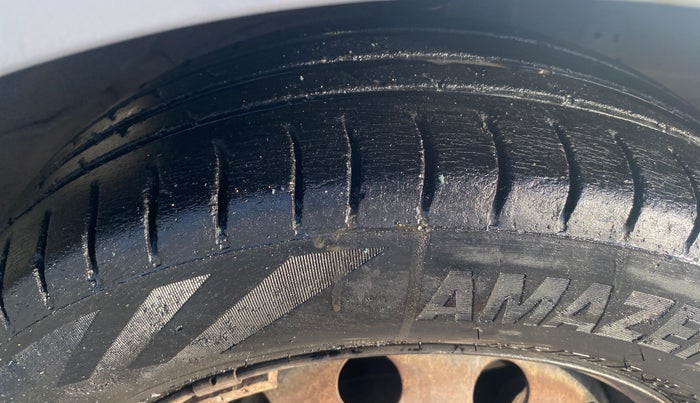 2013 Hyundai Eon MAGNA +, Petrol, Manual, 1,06,110 km, Right Front Tyre Tread