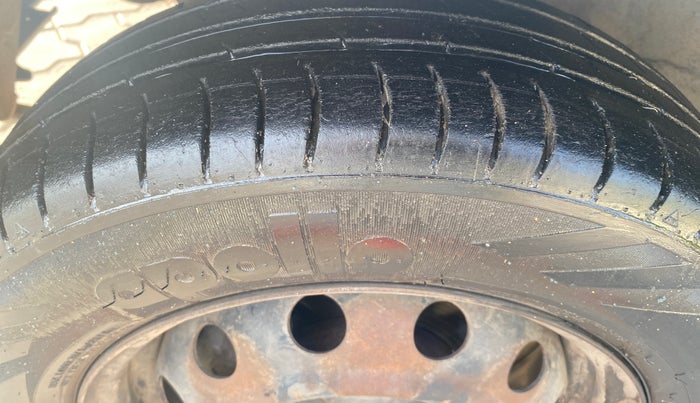 2013 Hyundai Eon MAGNA +, Petrol, Manual, 1,06,110 km, Left Front Tyre Tread