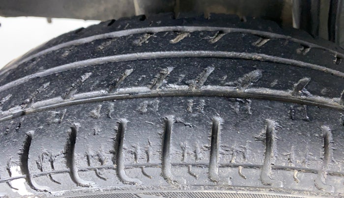 2015 Renault Kwid RXE, Petrol, Manual, 88,480 km, Right Rear Tyre Tread