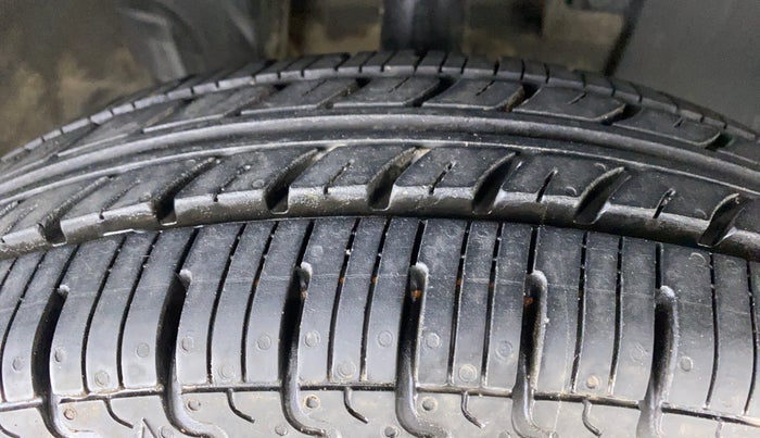 2015 Renault Kwid RXE, Petrol, Manual, 88,480 km, Right Front Tyre Tread