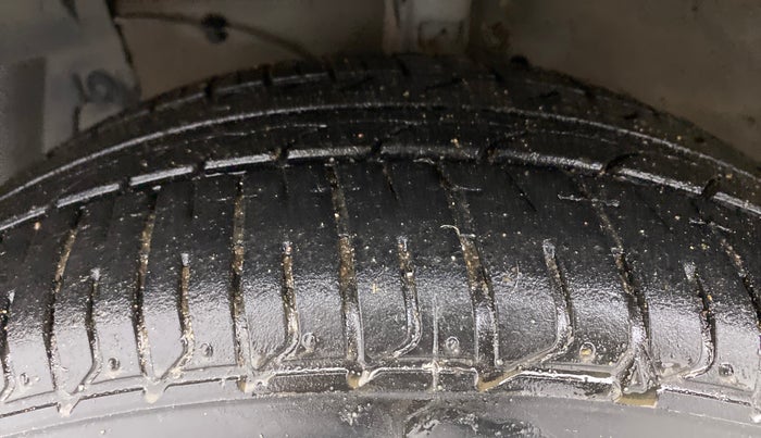 2017 Maruti Ciaz ALPHA  AT 1.4  PETROL, Petrol, Automatic, 63,986 km, Left Front Tyre Tread