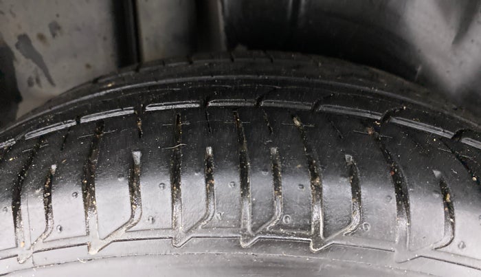 2017 Maruti Ciaz ALPHA  AT 1.4  PETROL, Petrol, Automatic, 63,986 km, Right Rear Tyre Tread