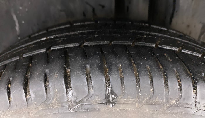2017 Maruti Ciaz ALPHA  AT 1.4  PETROL, Petrol, Automatic, 63,986 km, Left Rear Tyre Tread