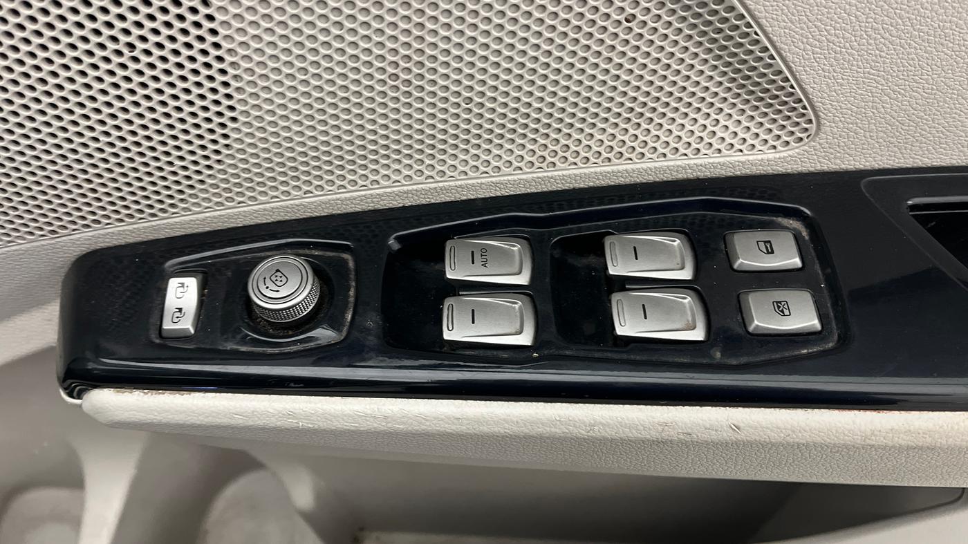 2019 Mahindra XUV300 W8 1.5 DIESEL AMT, Diesel, Automatic, 70,236 km, Driver Side Door Panels Control