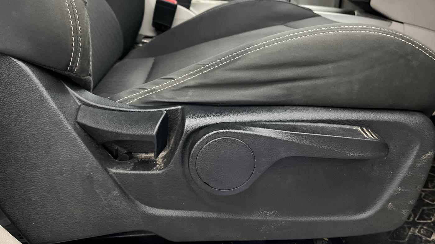 2019 Mahindra XUV300 W8 1.5 DIESEL AMT, Diesel, Automatic, 70,236 km, Driver Side Adjustment Panel