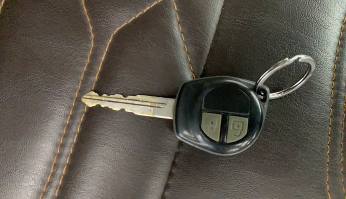 2016 Maruti Swift Dzire VXI, Petrol, Manual, 99,134 km, Key Close Up