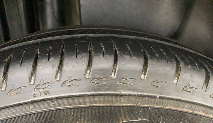 2016 Maruti Swift Dzire VXI, Petrol, Manual, 99,134 km, Right Rear Tyre Tread