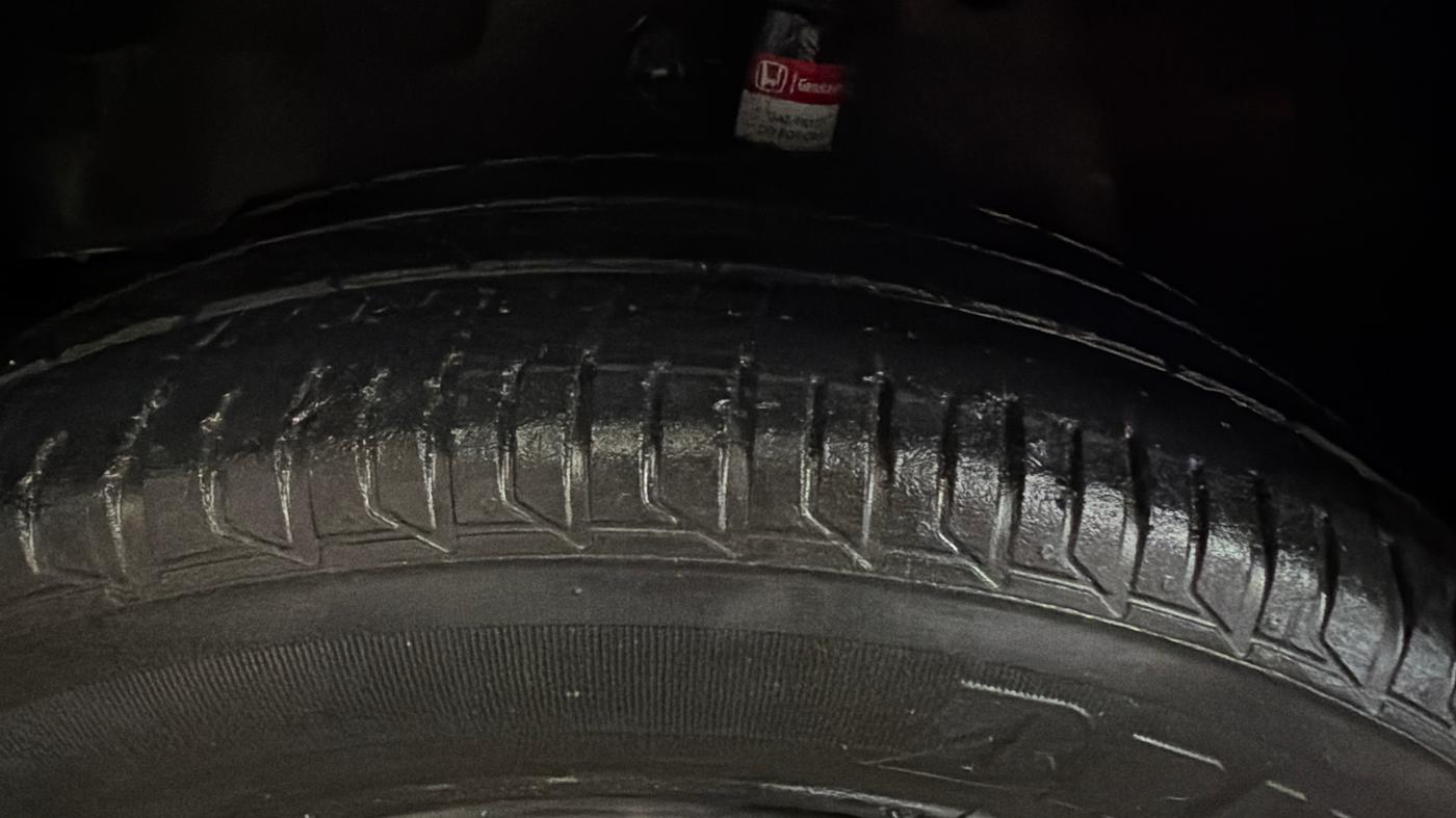 2017 Honda Amaze 1.2L I-VTEC S, CNG, Manual, 1,04,527 km, Left Front Tyre Tread