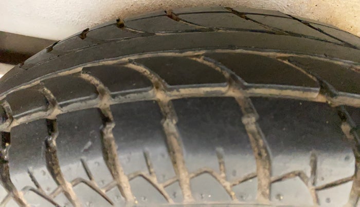 2017 Maruti Omni 5 STR, Petrol, Manual, 66,195 km, Right Rear Tyre Tread