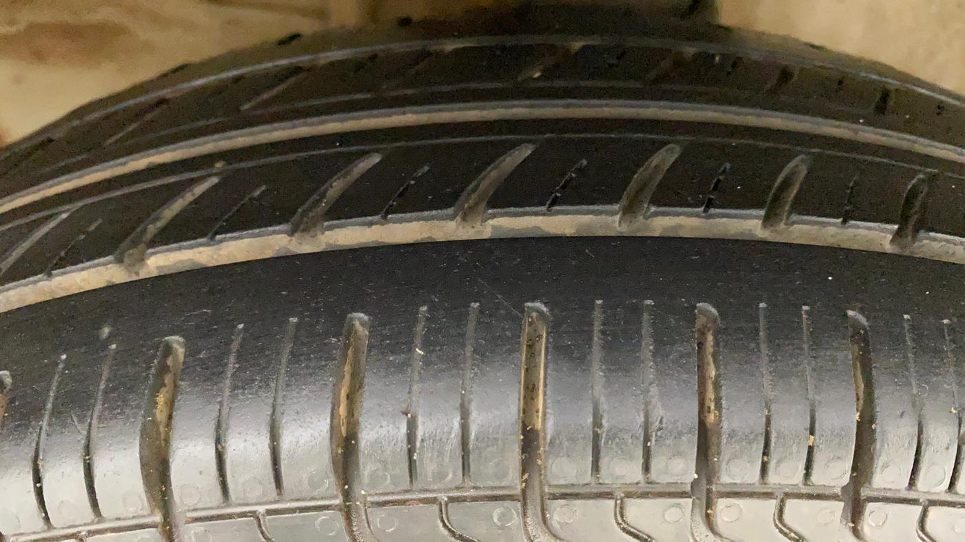 2017 Maruti Omni 5 STR, Petrol, Manual, 66,195 km, Right Front Tyre Tread