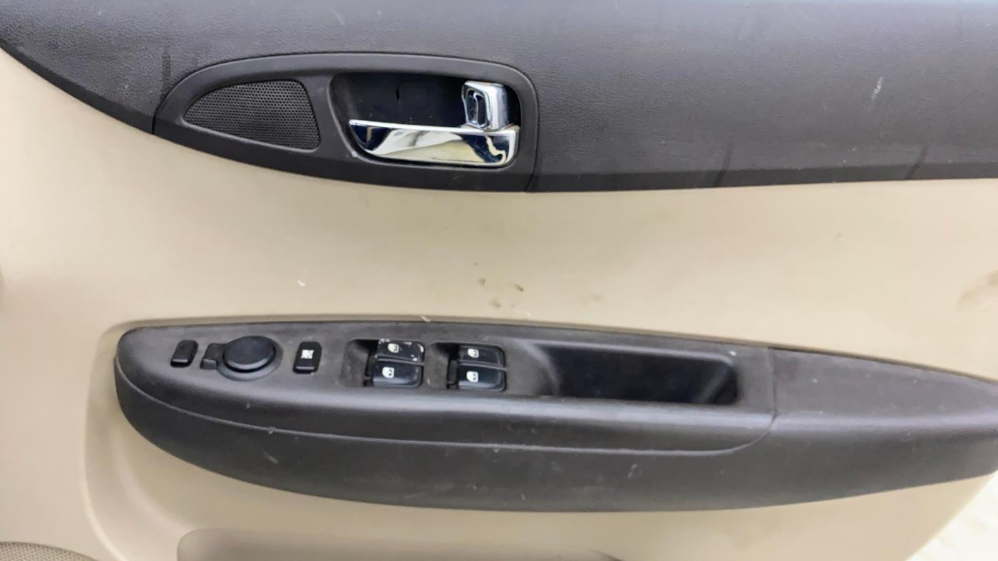 2013 Hyundai i20 MAGNA 1.2, CNG, Manual, 92,721 km, Driver Side Door Panels Control
