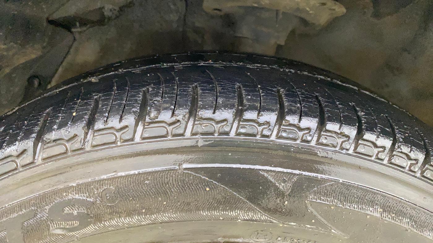 2013 Hyundai i20 MAGNA 1.2, CNG, Manual, 92,721 km, Left Front Tyre Tread