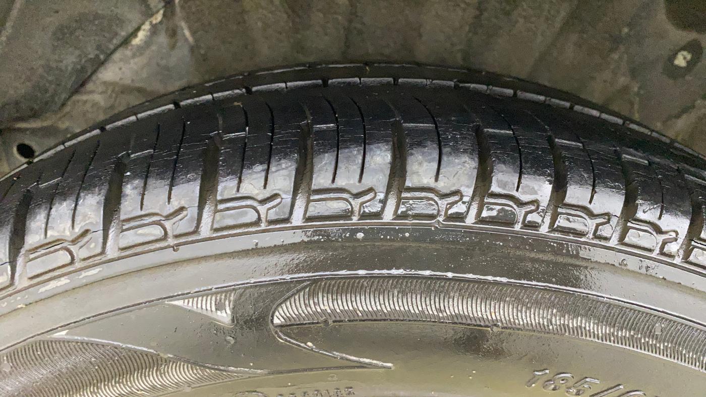 2013 Hyundai i20 MAGNA 1.2, CNG, Manual, 92,721 km, Right Rear Tyre Tread