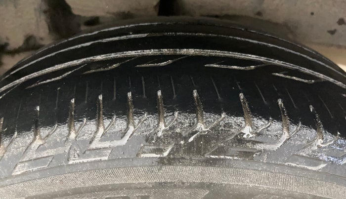 2014 Toyota Corolla Altis JS PETROL, Petrol, Manual, 1,06,047 km, Left Rear Tyre Tread