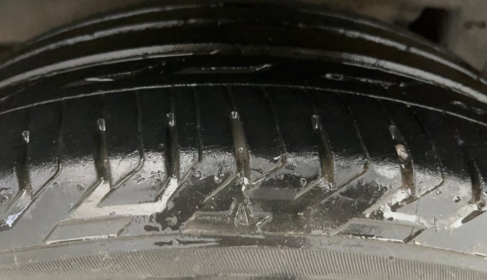 2014 Toyota Corolla Altis JS PETROL, Petrol, Manual, 1,06,047 km, Right Rear Tyre Tread