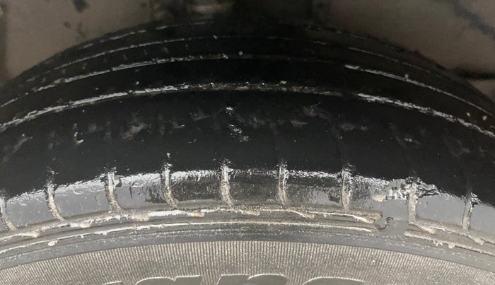 2014 Toyota Corolla Altis JS PETROL, Petrol, Manual, 1,06,047 km, Right Front Tyre Tread