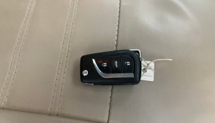 2014 Toyota Corolla Altis JS PETROL, Petrol, Manual, 1,06,047 km, Key Close Up